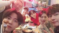 Bersama dengan pemeran Best Chicken, Kim So Hye pun terlihat asyik menikmati minuman soda dan ayam goreng Korea. Foto: Instagram @s_sohye