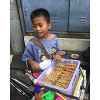 Bocah SD Ini Viral Karena Jualan Cilok Sambil Sekolah