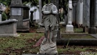 Perlu ada sejumlah perbaikan dan perawatan agar Museum Taman Prasasti tak hanya populer karena kesan angker pemakaman tua, tetapi menjadi tempat untuk menelusuri sejarah kehidupan rakyat Indonesia di masa lalu.