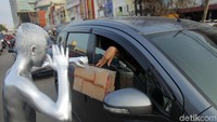 Mereka berpenampilan seperti ini demi untuk menarik perhatian pengendara agar memberikan sumbangan.