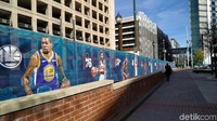 Untuk mempermanis tampilan, waring bergambarkan pebasket top yang akan bertanding di laga All NStar dipasang di sisi luar Specturm Center. Dalam hal ini Tim Giannis vs Tim LeBron.