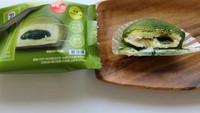Tak seperti mochi biasa, warabimochi dibuat dari pati pakis sehingga lebih lembut dan teksturnya mirip jelly. Varian rasanya beragam, namun harus coba yang matcha. Foto: Istimewa
