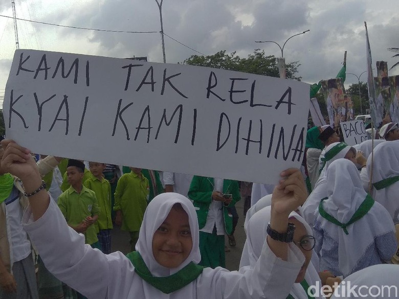 Lawan Fadli Zon, Santri Karawang Gelar Aksi Bela Mbah Moen Lawan Fadli Zon, Santri Karawang Gelar Aksi Bela Mbah Moen