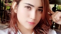 Nama Evelyn ramai dibincangkan usai dikabarkan berpacaran dengan babang tamvan alias Andhika Kangen Band. Keduanya bahkan berencana menikah. Foto: Instagram evelynkremes