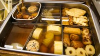 Sajian berkuah hangat juga ada di convenience store populer Jepang ini. Oden memadukan ragam fishcake hingga telur rebus dalam kuah gurih. Biasanya oden tersaji pada bulan September hingga April saat musim dingin di sana. Foto: Istimewa