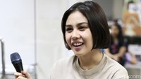 Sesekali Vanesha tertawa kala mengingat-ingat kejadian yang lucu saat syuting.