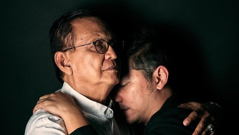 Sosok Roy Marten di Mata Putranya, Gading Marten/ Foto: Instagram/dr_tompi Sosok Roy Marten di Mata Putranya, Gading Marten/ Foto: Instagram/dr_tompi