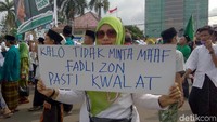 Mereka menuntut Fadli Zon meminta maaf langsung kepada Mbah Maimoen. Selain itu, Fadli dituntut menyiarkan permintaan maaf di seluruh media nasional. Hisyam Luthfiana/Dok. Detikcom.