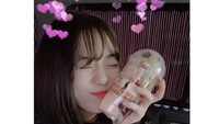 Dengan wajahnya yang imut. Kim So Hye pun terlihat seru berfoto dengan buah segar yang ia pegang. Foto: Instagram @s_sohye