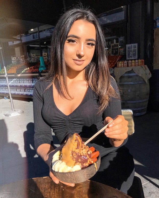 Gangguan makan tersebut membuat Isabella terus saja memikirkan namun dalam ketakutan. Aku terus saja menimbang dan menetapkan jumlah kilogram yang aku ingin turunkan setiap minggu, termasuk dengan olahraga setelah makan makanan yang aku anggap tidak sehat, ungkapnya. Foto: Instagram @isabellaavee_