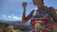 Menghabiskan waktu liburan, tentunya Brie tidak akan melewatkan kesempatan untuk menikmati es krim dingin di tengah teriknya sinar matahari. Foto: Instagram @brielarson