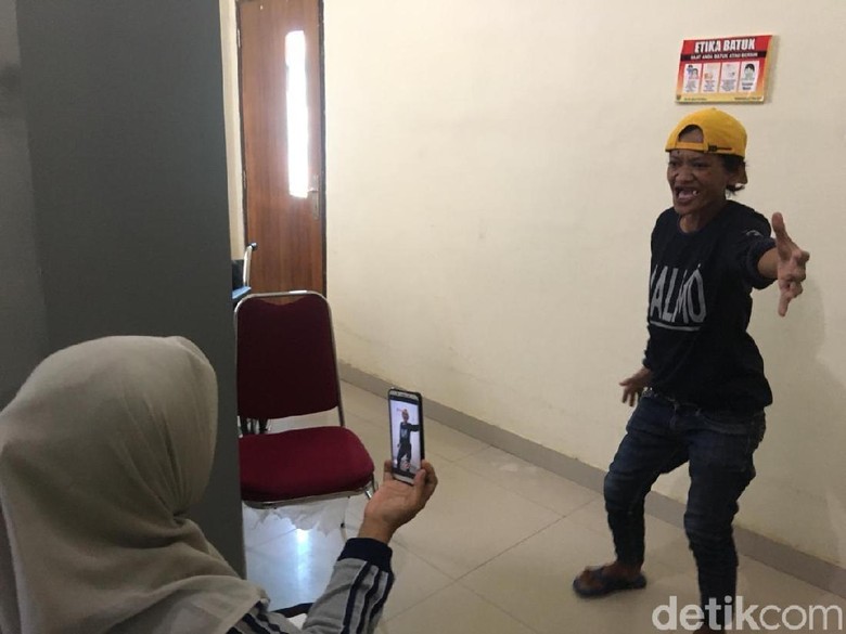 Kocak! Cleaning Service di Sulbar Bernyanyi demi Sembuhkan Pasien Kocak! Cleaning Service di Sulbar Bernyanyi demi Sembuhkan Pasien