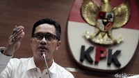 Pemberian suap yang dilakukan Samin kepada Eni agar membantu anak perusahaan miliknya, PT Asmin Kolaindo Tuhup (AKT), yang sedang bermasalah.