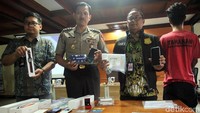 Kasubag Opinev Bag Penum Ropenmas Divisi Humas Polri AKBP Zahwani Pandra Arsyad menggelar rilis pengungkapan sindikat sextortion di kantor Bareskrim Polri, Jakarta, Jumat (15/2/2019).