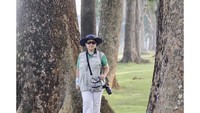 Sebelum hunting foto, action dulu. Bu Ani memang diketahui hobi fotografi. Semoga cepat sembuh, lalu hunting foto-foto lagi bu! (Instagram/@aniyudhoyono)