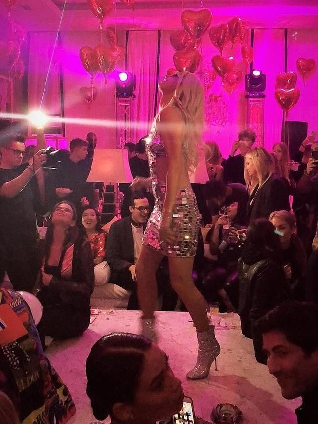 Untuk momen spesial tersebut, Paris tampil glamor dengan mini-dress perak berkilauan dengan belahan dada rendah yang seksi. Untuk menyempurnakan gayanya, ankle boots dari Maison Margiela seharga Rp 22 juta menjadi andalannya. (Foto: Instagram)