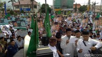 Ribuan santri turun ke jalan untuk ikut serta dalam Aksi Bela Mbah Moen di Karawang, Jawa Barat, Jumat (15/2/2019). Hisyam Luthfiana/Dok. Detikcom.