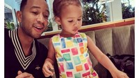 Nah, kalau ini pose Luna saat menemani ayahnya brunch. Terlihat ada burger di hadapan mereka. Foto: Instagram littlelunalegend
