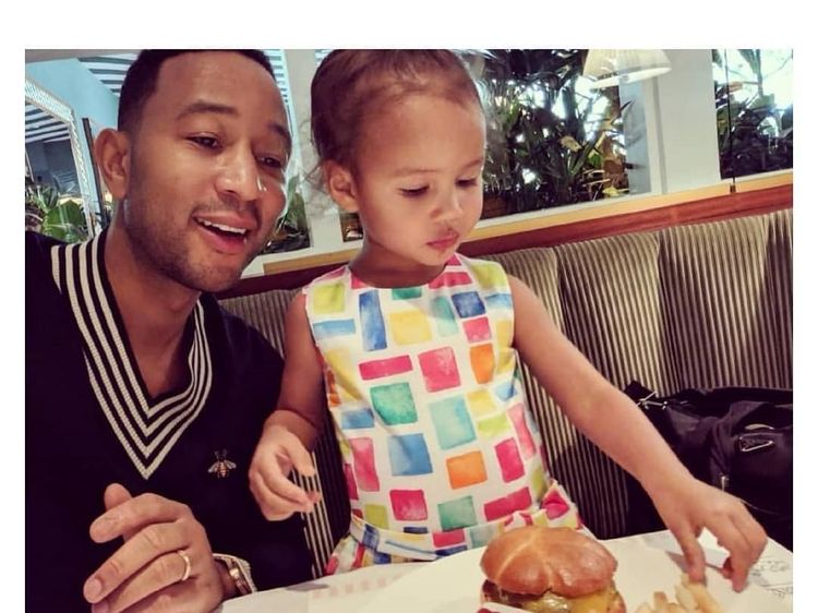 Gaya Cute Anak John Legend, Luna Kalau Lagi Makan