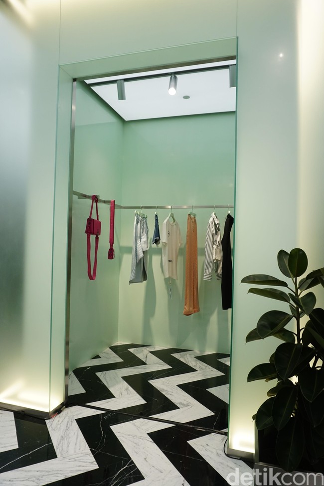 Salah satu pojokan di butik Off-White yang khusus memajang koleksi busana dan aksesori perempuan.  (Foto: Daniel Ngantung/Wolipop)