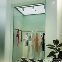 Salah satu pojokan di butik Off-White yang khusus memajang koleksi busana dan aksesori perempuan.  (Foto: Daniel Ngantung/Wolipop)