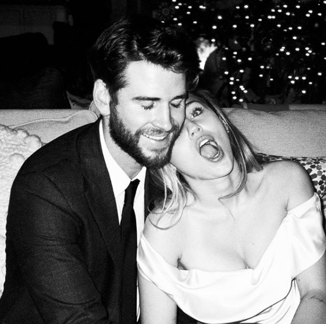 Tapi pada April 2016, keduanya sudah terlihat bersama lagi dan sudah memakai cincin pertunangan kembali juga mulai memperlihatkan kemesraan di media sosial. Pada 23 Desember 2018, beredar foto dan video Miley dan Liam seperti melangsungkan pernikahan secara private. Foto: Dok. Instagram/mileycyrus