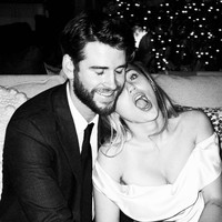 Tapi pada April 2016, keduanya sudah terlihat bersama lagi dan sudah memakai cincin pertunangan kembali juga mulai memperlihatkan kemesraan di media sosial. Pada 23 Desember 2018, beredar foto dan video Miley dan Liam seperti melangsungkan pernikahan secara private. Foto: Dok. Instagram/mileycyrus