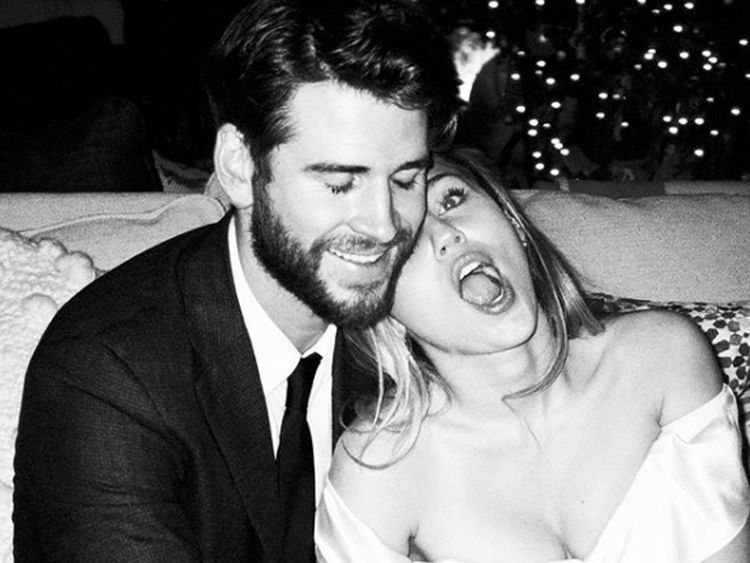 Rayakan Valentine, Miley Cyrus Bagi-bagi Foto Pernikahannya