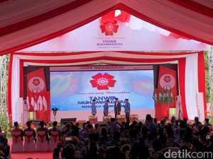 Di Depan Jokowi, Ketum Muhammadiyah Ingatkan Soal Pose Jari Saat Foto