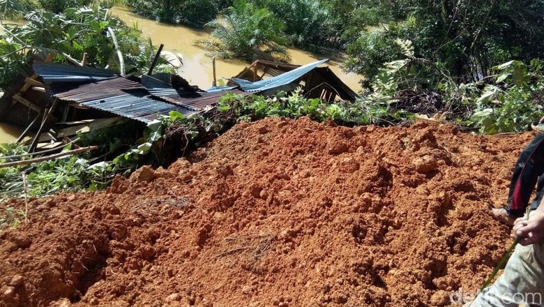 Banjir dan Longsor Landa Mamuju Sulbar, 2 Rumah Warga Hancur Banjir dan Longsor Landa Mamuju Sulbar, 2 Rumah Warga Hancur