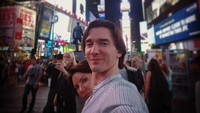 Bersama kekasihnya di Times Square, New York, USA. (vladislavlantratov/Instagram) 