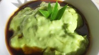 Kalau suka yang lebih harum, bubur sumsum diaduk dengan campuran air daun pandan suji. Jadinya hijau cantik warnanya dan legit rasanya. Foto : Instagram @betty_judith