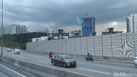 Tak ada pintu khusus motor di gerbang tol. Hanya disediakan lajur di sisi kiri gerbang sebagai lorong masuk jalur bebas hambatan. Tak perlu nge-tap kartu, hanya melambatkan kecepatan lalu ngegas lagi. Foto: Triono Wahyu S