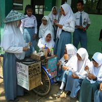 Bocah SD Ini Viral Karena Jualan Cilok Sambil Sekolah