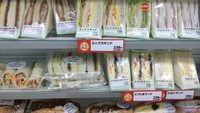 Ada banyak sandwich enak di 7-Eleven Jepang. Yang wajib dicoba, Katsu Sando Sandwich. Isiannya katsu (biasanya daging babi) dan salad telur. Selain katsu babi, ada juga isian chicken teriyaki dan telur. Foto: Istimewa