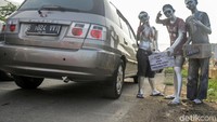Uang hasil aksi mereka dikumpulkan di dalam kardus dan dibagi rata.