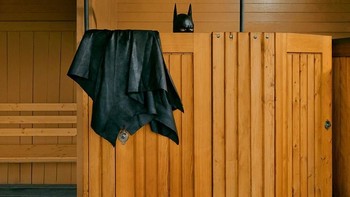 Setelah menggambar banyak sketsa, sang fotografer membeli kostum, melahap semua film Bruce Wayne, dan mensurvei Zurich untuk mencari tempat foto. Foto: Sebastian Magnani