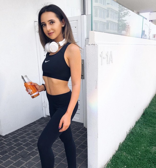 Hal tersebut bukan hanya membuatnya sangat kurus tapi juga merusak hubungan dengan keluarga dan teman-teman karena Isabella tidak ingin dikritik. Ia juga harus berhenti dari pekerjaan paruh watu karena tubuh yang terlalu lemah untuk bergerak. Foto: Instagram @isabellaavee_