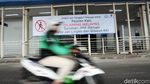 Meski Dilarang, Pejalan Kaki Tetap Melintas di Kolong Skybridge