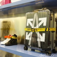 Salah satu produk kolaborasi yang hadir di butik ini adalah koper Off-White x Rimowa. Dirilis pertengahan tahun lalu, koper tersebut unik dengan material transparannya.  (Foto: Daniel Ngantung/Wolipop)