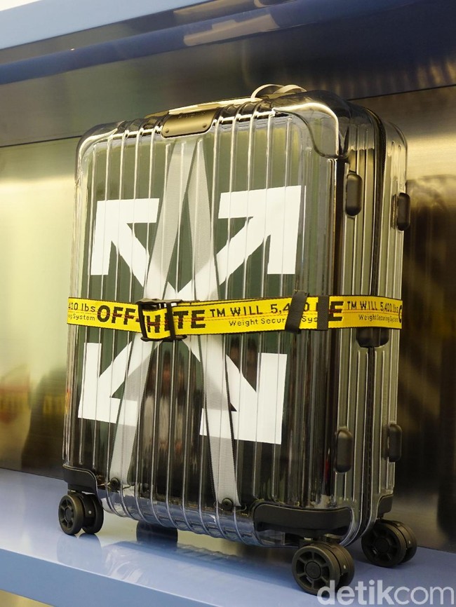 Salah satu produk kolaborasi yang hadir di butik ini adalah koper Off-White x Rimowa. Dirilis pertengahan tahun lalu, koper tersebut unik dengan material transparannya.  (Foto: Daniel Ngantung/Wolipop)