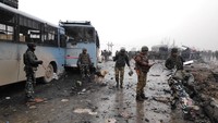 Pemerintah India menyerukan penjatuhan sanksi internasional terhadap pemimpin kelompok milisi di Pakistan yang dituduh berada di balik serangan bunuh diri di Kashmir yang menewaskan sedikitnya 40 polisi paramiliter. Dalam pernyataan resmi, India mendesak agar PBB mengategorikan Masood Azhar selaku pemimpin kelompok Jaish-e- Mohammad sebagai teroris. REUTERS/Younis Khaliq.