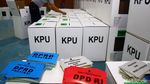 Melihat Kesibukan Merakit Kotak Suara di KPU Depok