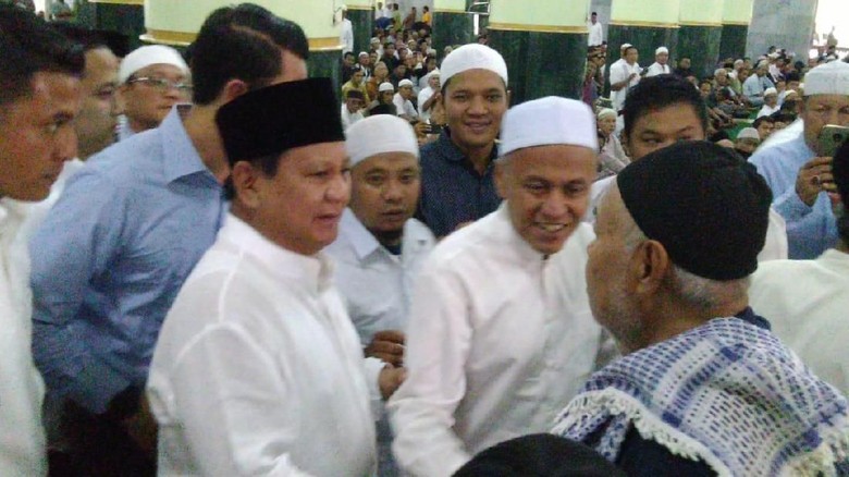 Berbaju Koko Putih, Prabowo Salat Jumat di Masjid Agung Semarang Berbaju Koko Putih, Prabowo Salat Jumat di Masjid Agung Semarang