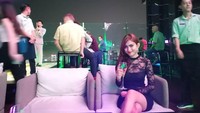 Kalau ini pose Evelyn saat santai di salah satu restoran tertinggi di Jakarta. Ia duduk ditemani segelas minuman. Foto: Instagram evelynkremes
