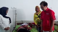 Direktur Sido Muncul Irwan Hidayat saat menjenguk pasien operasi katarak.