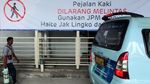 Meski Dilarang, Pejalan Kaki Tetap Melintas di Kolong Skybridge