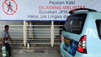 Spanduk sosialisasi terpampang di beberapa titik di skybrigde.