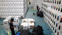 Ribuan kotak suara yang telah dirakit petugas dikumpulkan di gudang logistik KPU Depok.