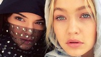 Potret Gigi Hadid dan rekannya Kendal Jenner dalam balutan hijab. Diketahui, Masjid Agung Sheikh Zayed memang mengharuskan tamunya datang tertutup dan sopan (gigihadid/Instagram)  